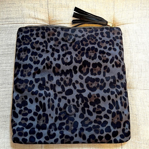 Sole Society Cheetah Print Clutch in Grey, Black & Brown w/Tassel & Gold Zipper - Picture 4 of 6